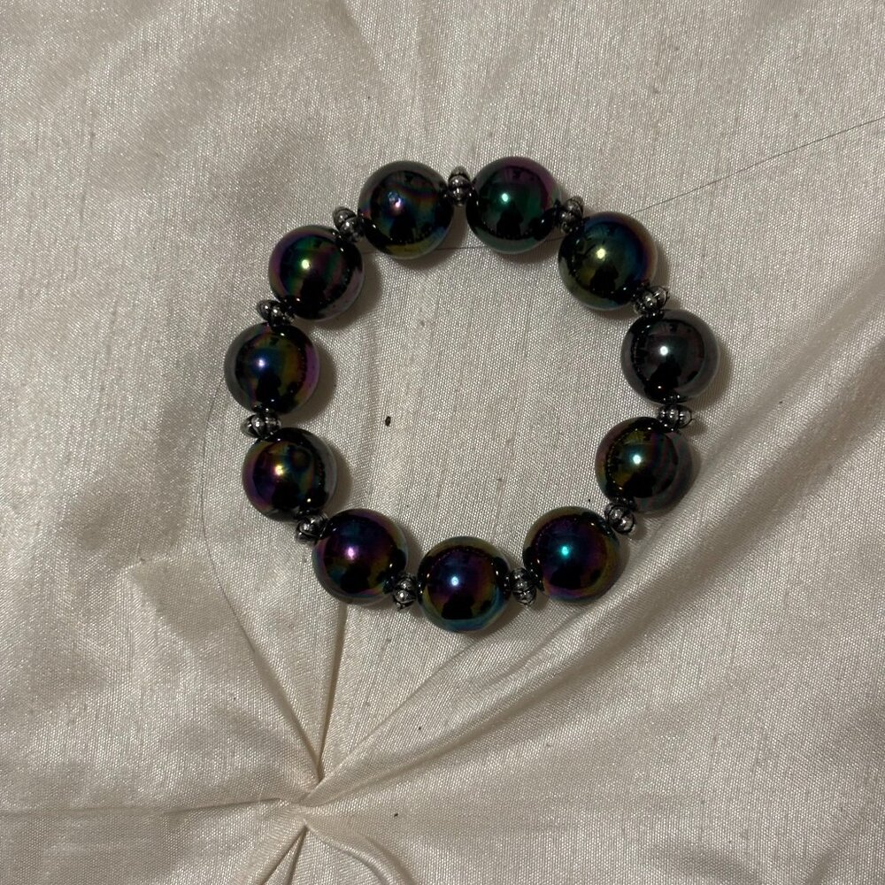 RHINESTONE BROOCHE W/ PEARL NECKLACE AND BLACK HEMOTITE BRACELET